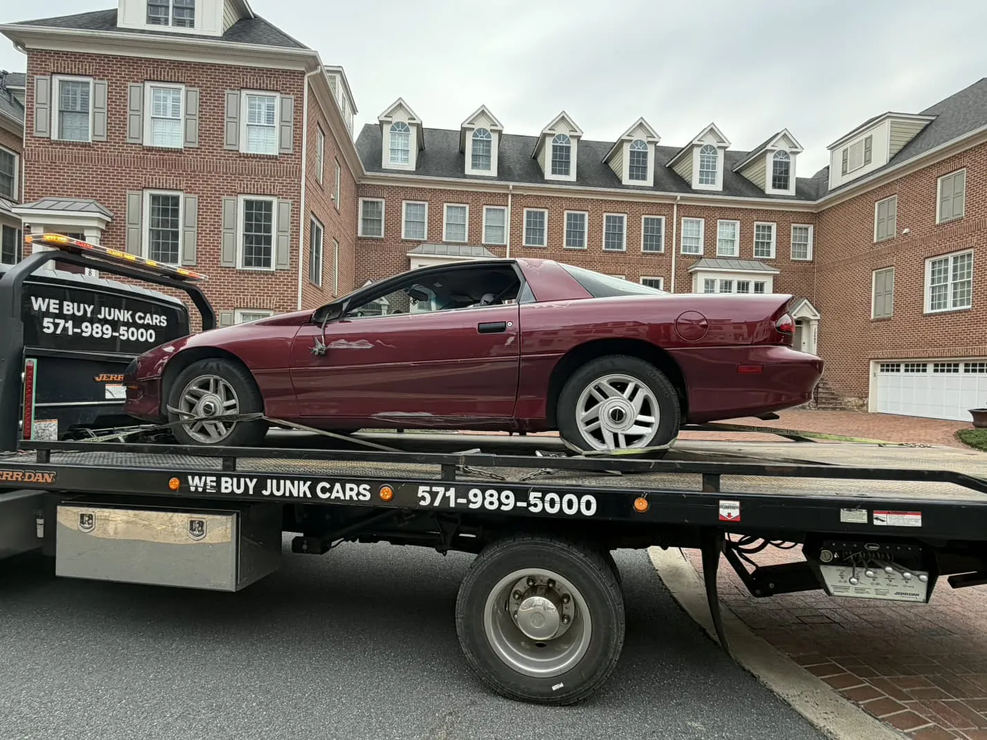 Dalo Auto Recycling flatbed pickup of a vehicle from an Alexandria, VA condo parking area
